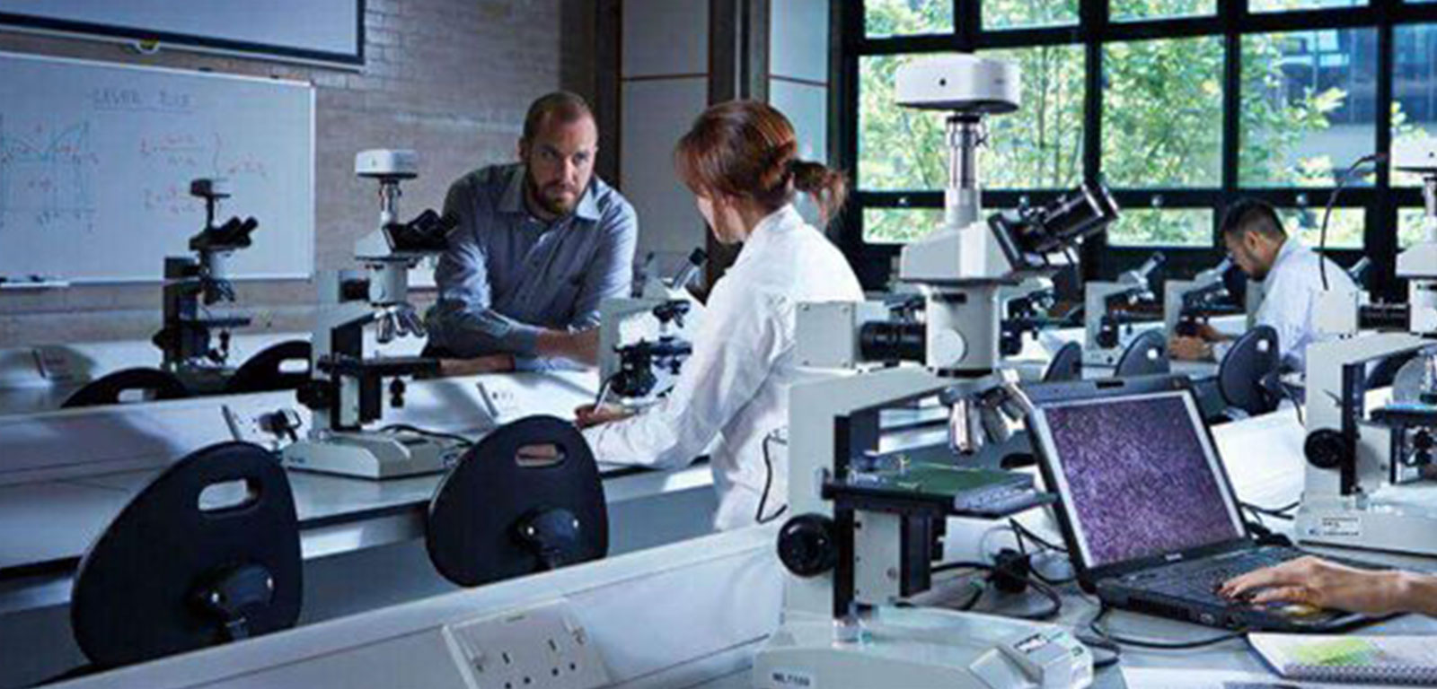 ONCAMPUS Aston Background Image
